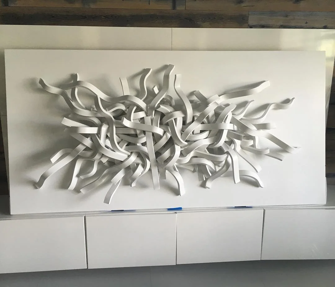 Maze, obra real: relieve escultórico blanco, 2016