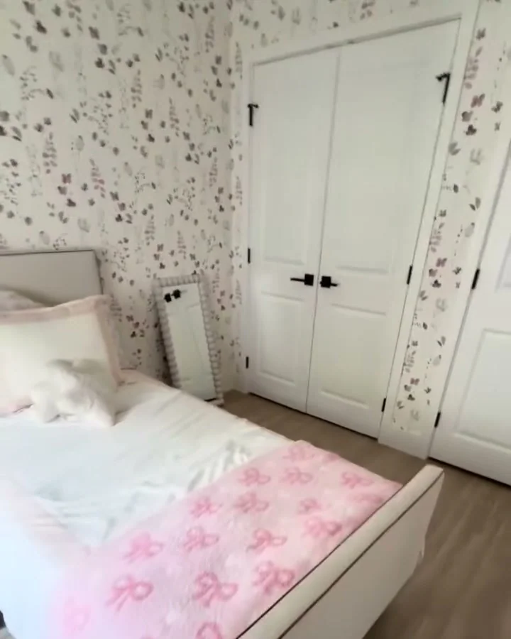 Florales acuarela · cuarto de niña · Foto real